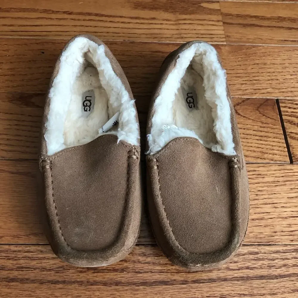 UGG Kids Ascot Chestnut Suede Slip-On Moccasin Slippers Little Boy’s Size 2